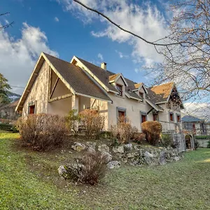  Hébergement de vacances #hp La Maison Des Lilas Large Family House Sleeps 12 Garden